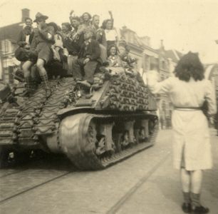 600855 Afbeelding van een Sherman-tank op de Driftbrug over de Drift te Utrecht, tijdens de intocht van de ...